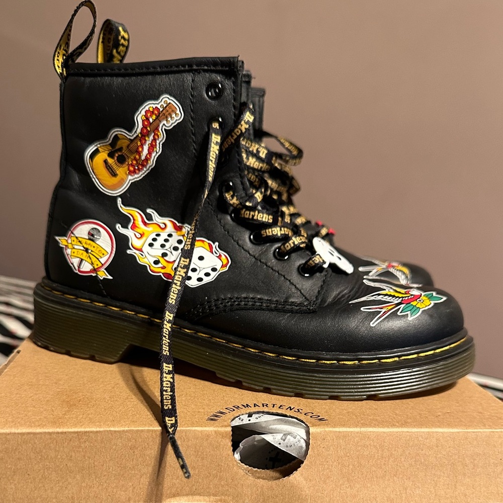 Dr. Martens Kids Size US 2 / EU 33 Patch J Romario